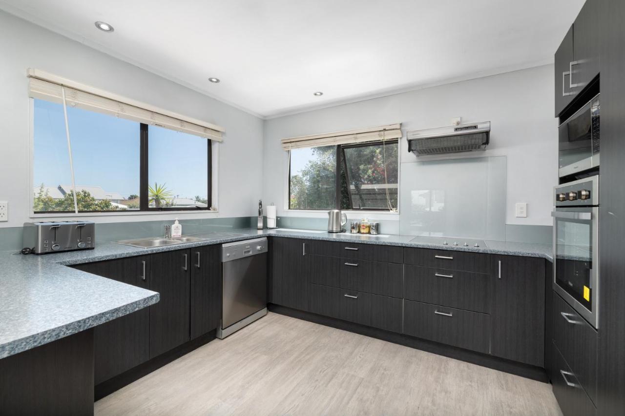 Convenient Family Bach With Easy Access To Blake Park The Beach And Downtown Mount Maunganui Eksteriør bilde